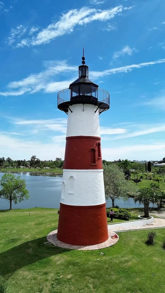 Renovaron la pintura y realizaron mantenimiento en el faro del Lago Municipal